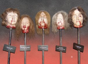 Madame Tussards Wachsöpfe aus der Französischen Revolution (Jacques-René Hébert, Maximilian de Robespierre, Louis XVI und Marie Antionette und Jean-Baptiste Carrier)