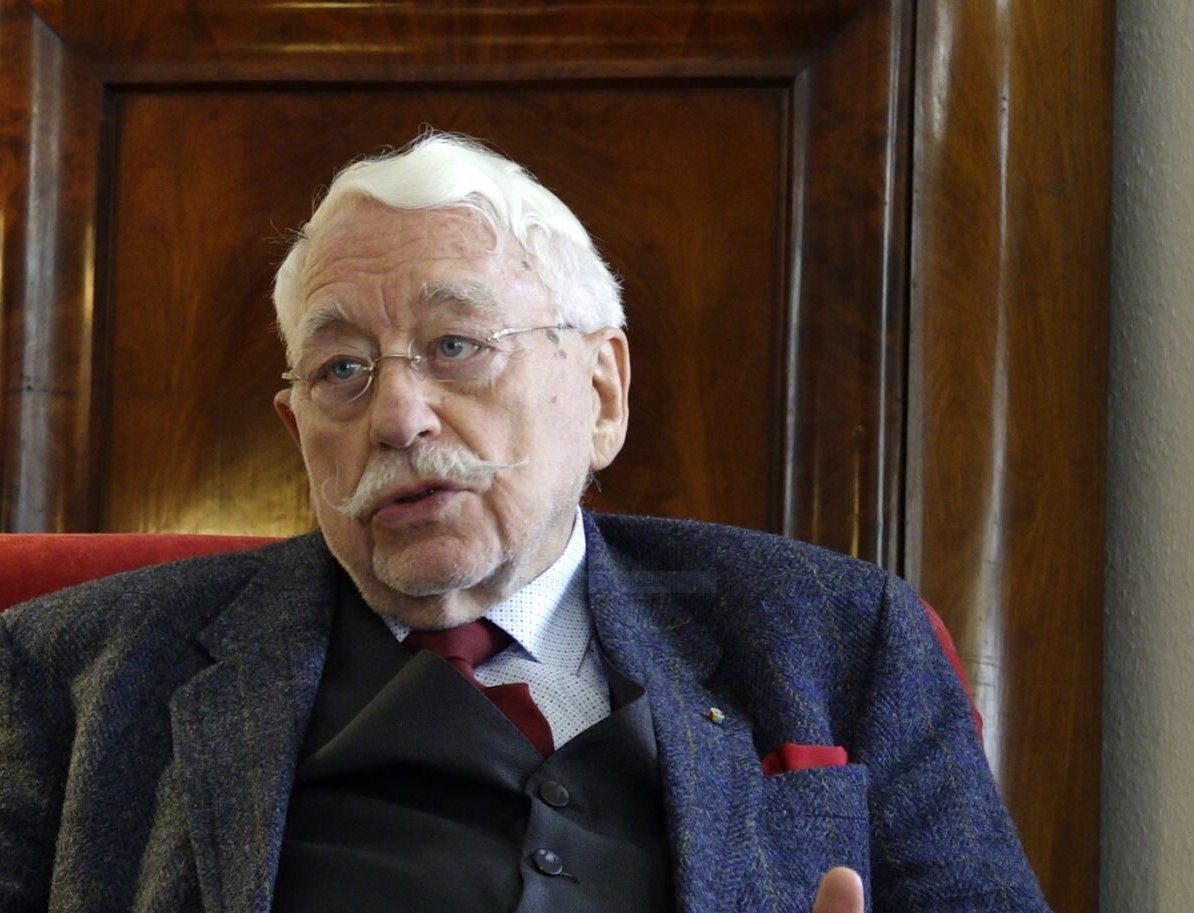 Hans-Joachim ENgel (1935-2024) war Historiker, Adelsexperte und Initiater der Wiedereröffnung und langjähriger Leiter der Luisen-Gedenkstätte im Schloss Neustrelitz. 