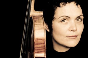 Zimmermann, Tabea Tabea Zimmermann ist Violinistin und Vorsitzende des Beethoven-JHauses Bonn. Sie ist auch Künstlerische Leiterin der Beethoven-Woche 2017.