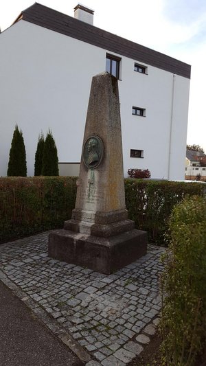Seitliche Ansicht des Palm-Denkmals an der Richtstätte im Palm-Weg