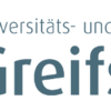 Logo der Universitäts- und Hansestadt Greifswald: Ein kreisförmiges Emblem mit einem roten Hintergrund, auf dem ein weißer, stilisierter Greif abgebildet ist. Der Greif steht aufrecht und zeigt in einer dynamischen Pose. Rechts neben dem Kreis befindet sich der Schriftzug 'Universitäts- und Hansestadt' in dunkelgrauer, moderner Schrift, darunter der größere Text 'Greifswald' in derselben Farbe, aber fetter hervorgehoben.