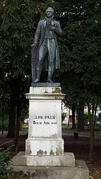 Palmdenkmal im Palmpark mit Figur und Sockel