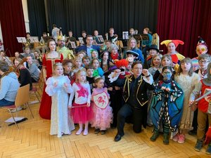 Das Bonner Jugendsinfonieorchester, die Bönnschen Pänz, der Schulchor der Grundschule Oberdollendorf und Jugendliche der Tanzschule „Lepehne Herbst“ führen Karnevalssonntag Beethovens „Ritterballett“ in der Aula der Universität auf. (Bildquelle: Beethoven Jubiläums GmbH) 