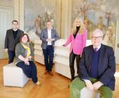 An der Übergabe für den LWL und den Kreis dabei (von links): LWL-Baudezernent Urs Frigger, Stefanie Kettler, Leiterin der Stabstelle Kultur beim Kreis Unna, Kreisdirektor und Kulturdezernent Mike-Sebastian Janke, LWL-Kulturdezernentin Dr. Barbara Rüschoff-Parzinger und Dr. Hermann Arnhold, Direktor des LWL-Museums für Kunst und Kultur, das die Ausstellungen des LWL betreut. Foto: Kreis Unna