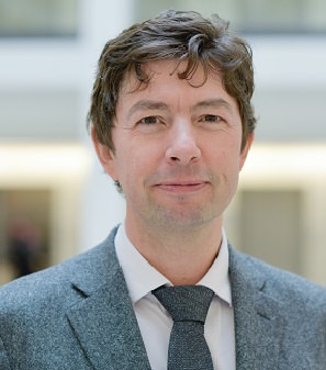 Drosten, Christian Prof. Christian Drosten ist Leiter des Insituts für Virologie an der Berliner Charité.