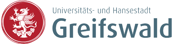 Logo der Universitäts- und Hansestadt Greifswald: Ein kreisförmiges Emblem mit einem roten Hintergrund, auf dem ein weißer, stilisierter Greif abgebildet ist. Der Greif steht aufrecht und zeigt in einer dynamischen Pose. Rechts neben dem Kreis befindet sich der Schriftzug 'Universitäts- und Hansestadt' in dunkelgrauer, moderner Schrift, darunter der größere Text 'Greifswald' in derselben Farbe, aber fetter hervorgehoben.
